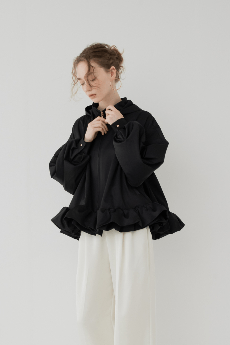 maison de Dolce. ruffle mountain parka/black