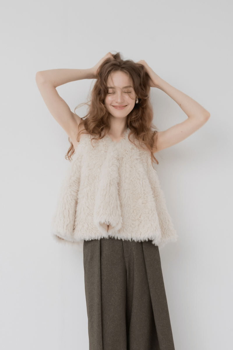 maison de Dolce. teddy hug vest/ivory