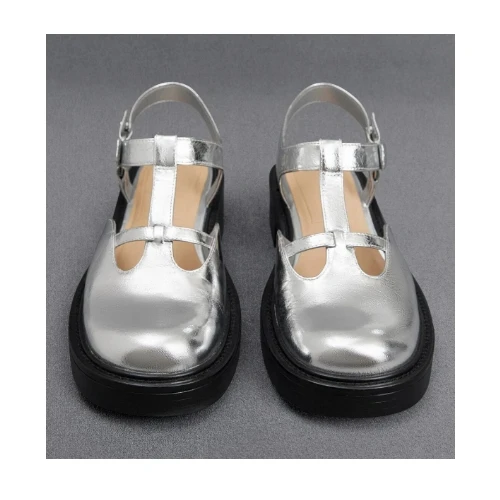 CHARLES & KEITH レザー カットアウトティーバーサンダル