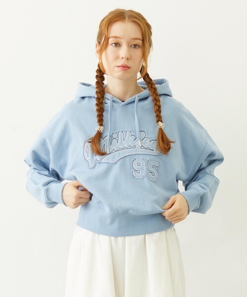 MILKFED. STITCHED LOGO SHORT HOODIE