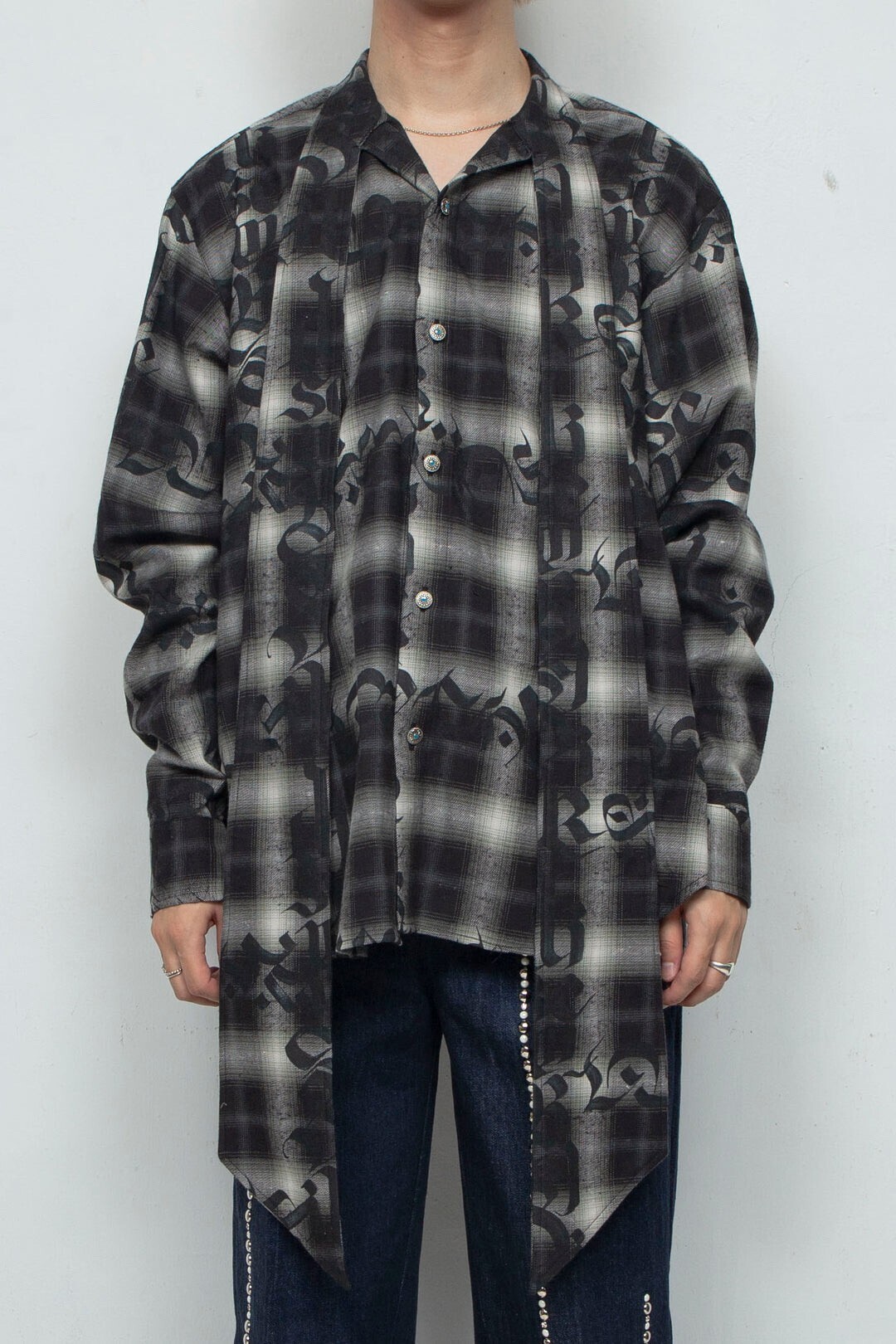 disemBySiiK Calligraphy Graphic Bowtie Flannel Shirt / BLACK