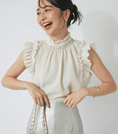 La boutique BonBon フリルノースリブラウス