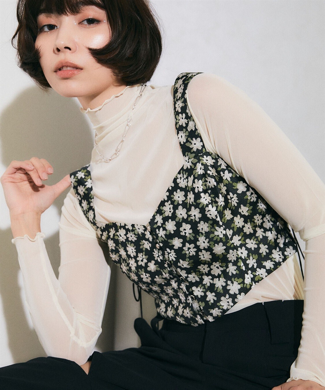 ELLEgirl フロントホックフラワービスチェ