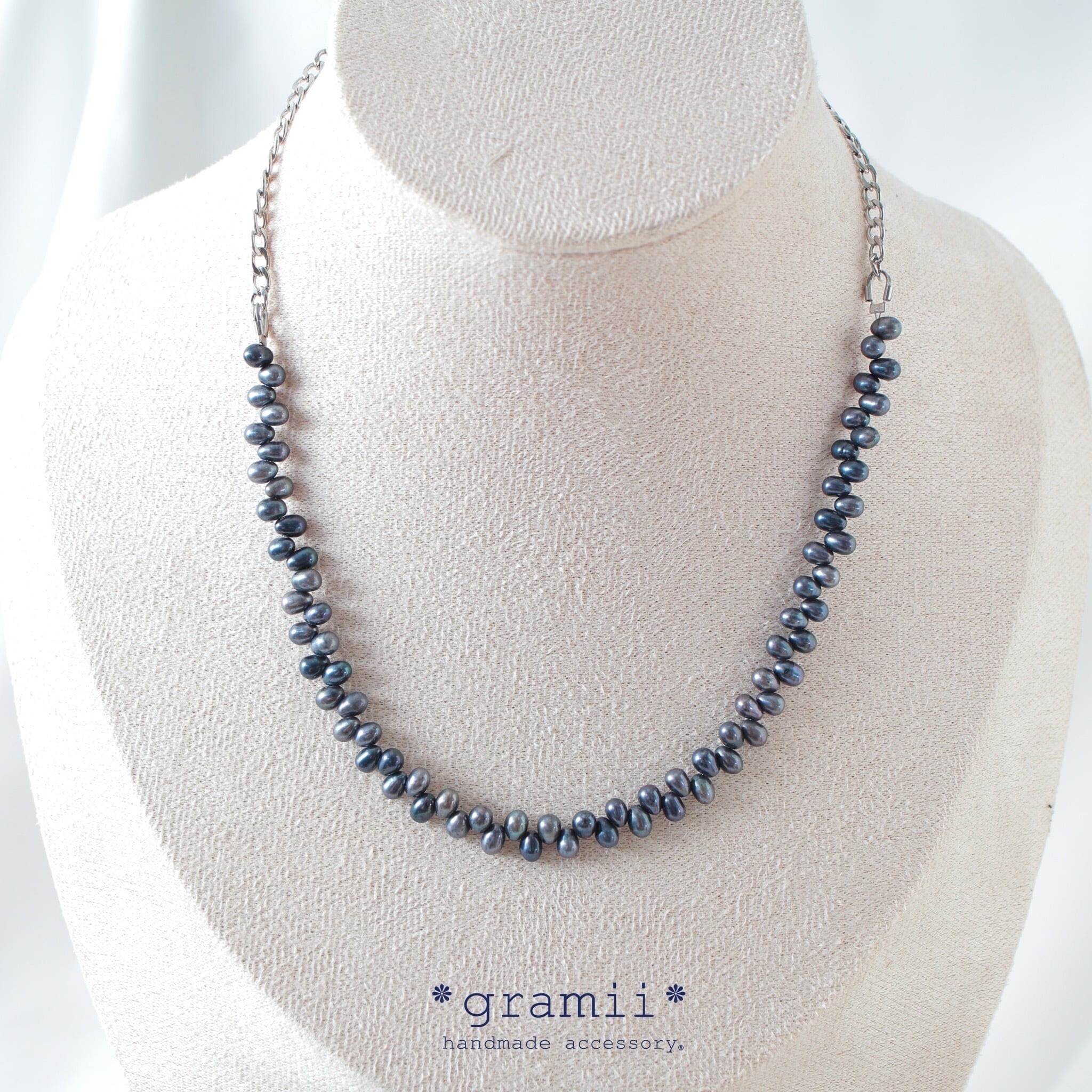 gramii dark Pearl necklace