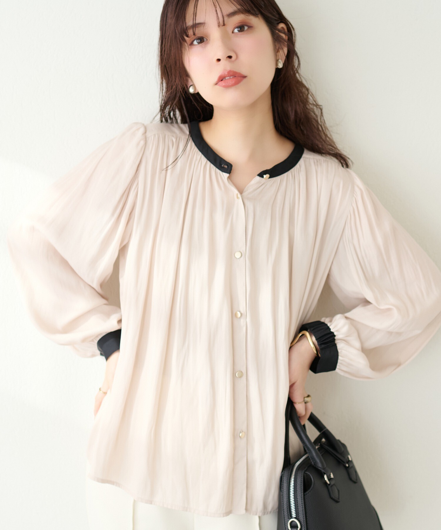 natural couture マット釦とろみサテンブラウス