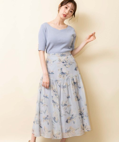 Noela ぼかし花柄シャイニースカート