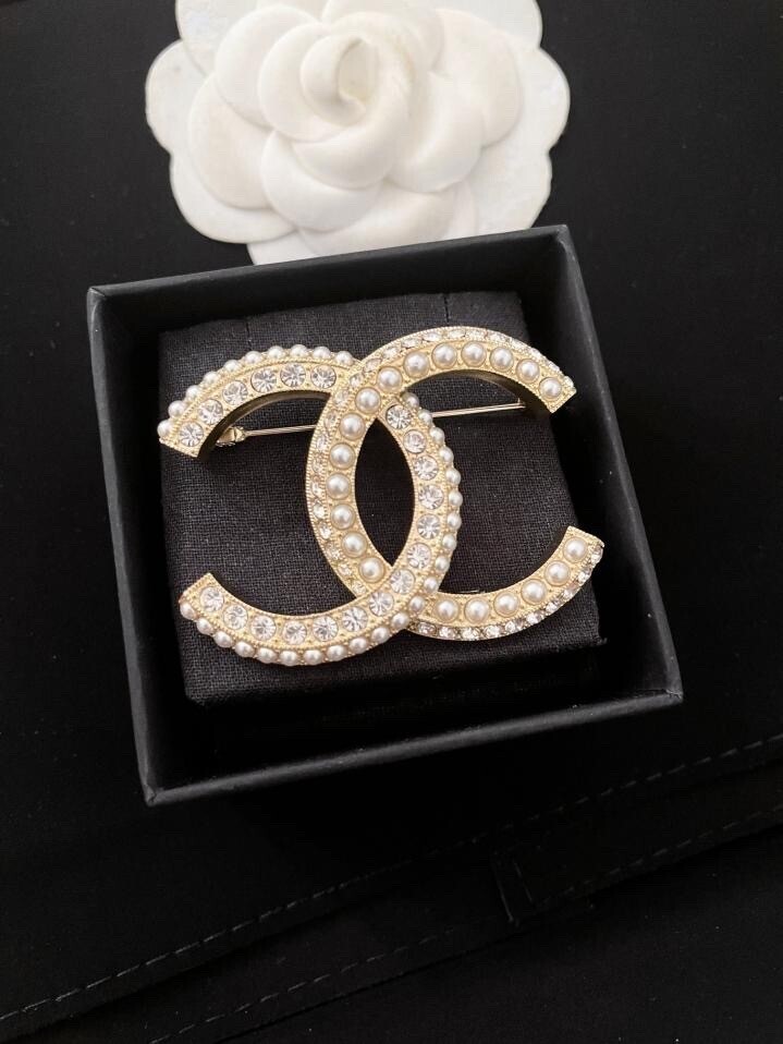 CHANEL nuova spilla in oro con diamanti e perle autunno e inverno