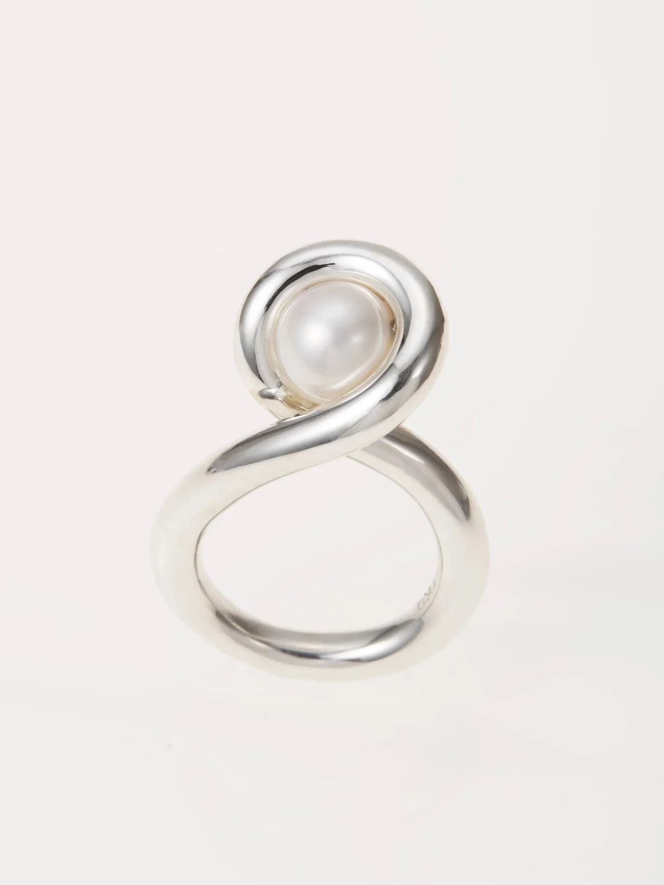 ENEY CONTOURS CROSSED PEARL RING