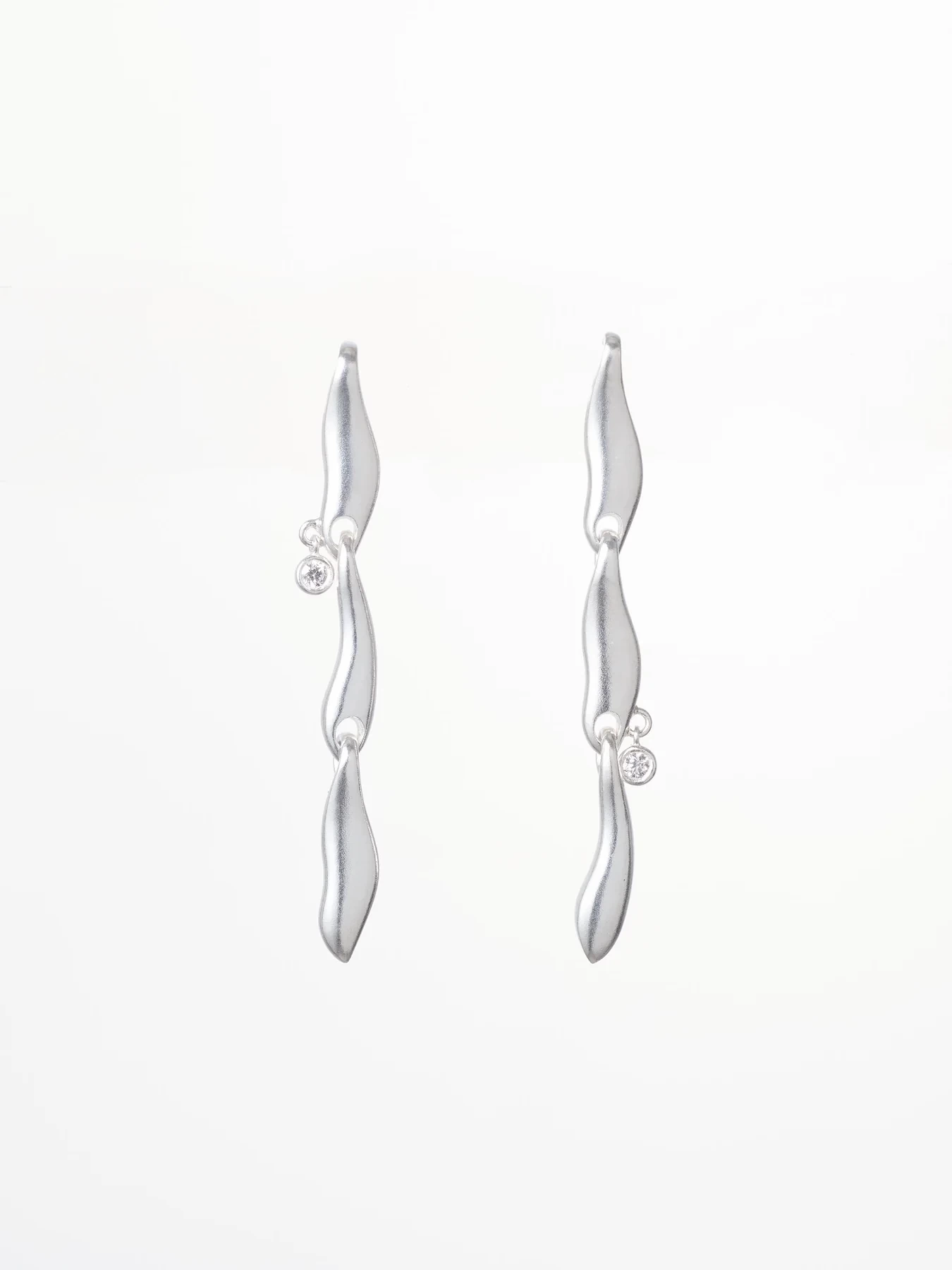 ENEY FLOW SV925 ASYMMETRY PIERCED EARRINGS