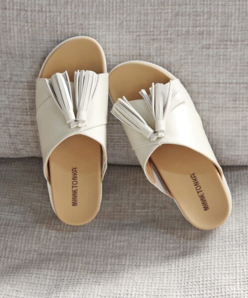 Minnetonka タッセルボリュームサンダル