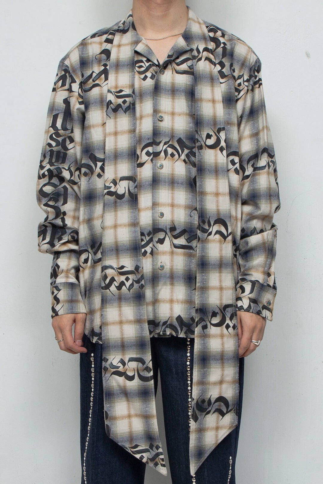 disemBySiiK Calligraphy Graphic Bowtie Flannel Shirt / IVORY