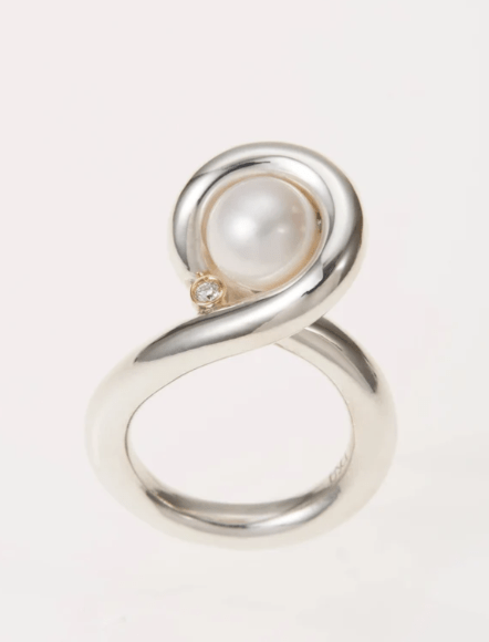 ENEY CONTOURS CROSSED PEARL DIAMOND RING
