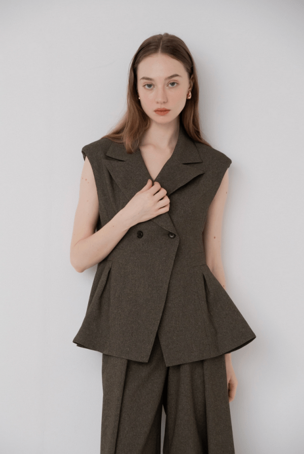maison de Dolce. muse gilet/warm brown