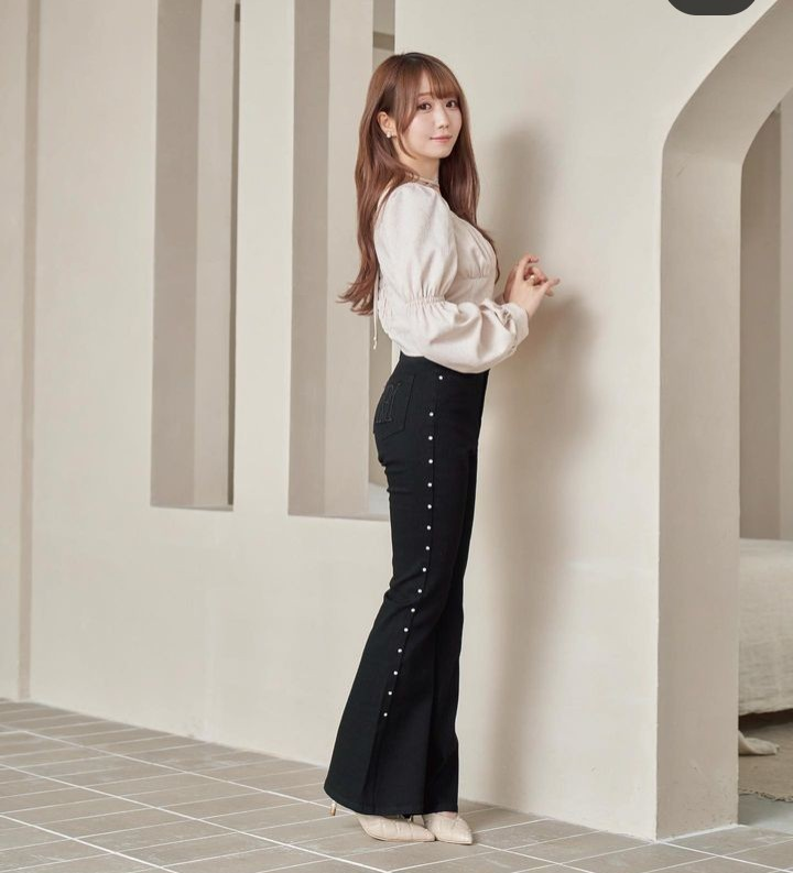 Rosé Muse embroidery denim pants