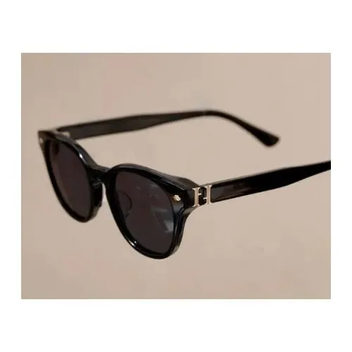 Her lip to HLT Slide Sunglasses