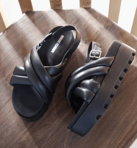 MINNETONKA パフィーサンダル　 クロスベルトパデッドサンダル