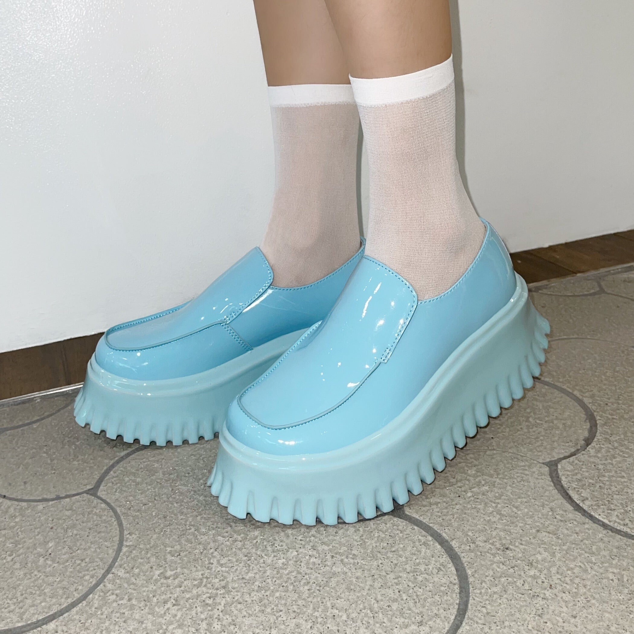 MIKIOSAKABE cream / light blue × light blue dip / エナメルローファー