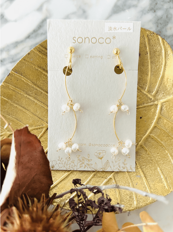sonoco* ロングウェーブパールイヤリング