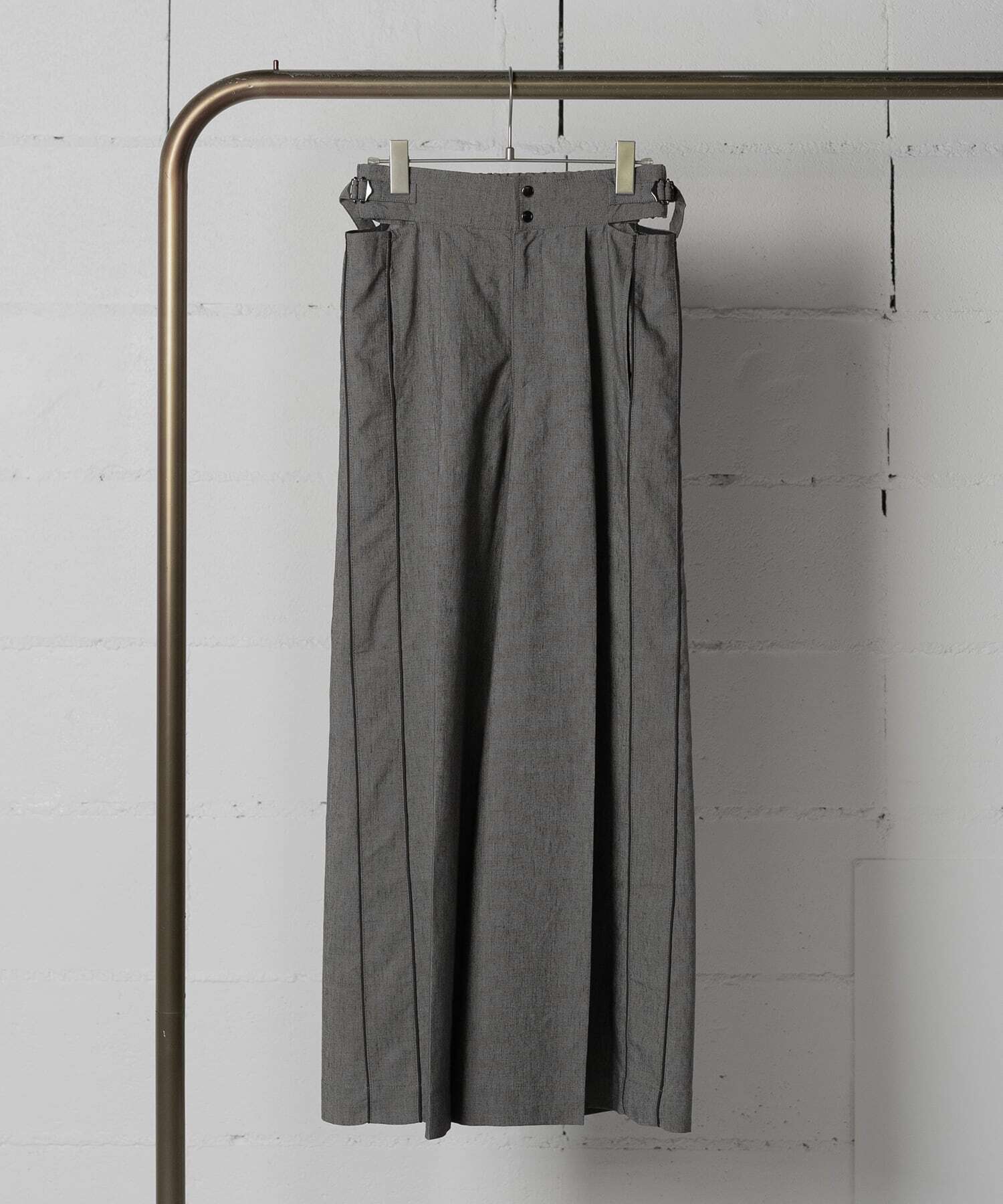 ANOGH SIDE DISIGN TUCK WIDE PANTS