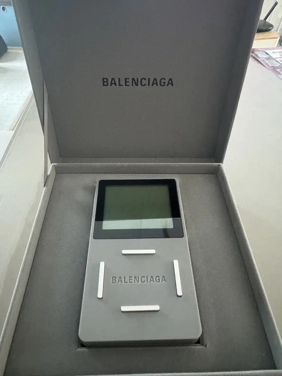 Balenciaga バレンシアガスネークゲーム機