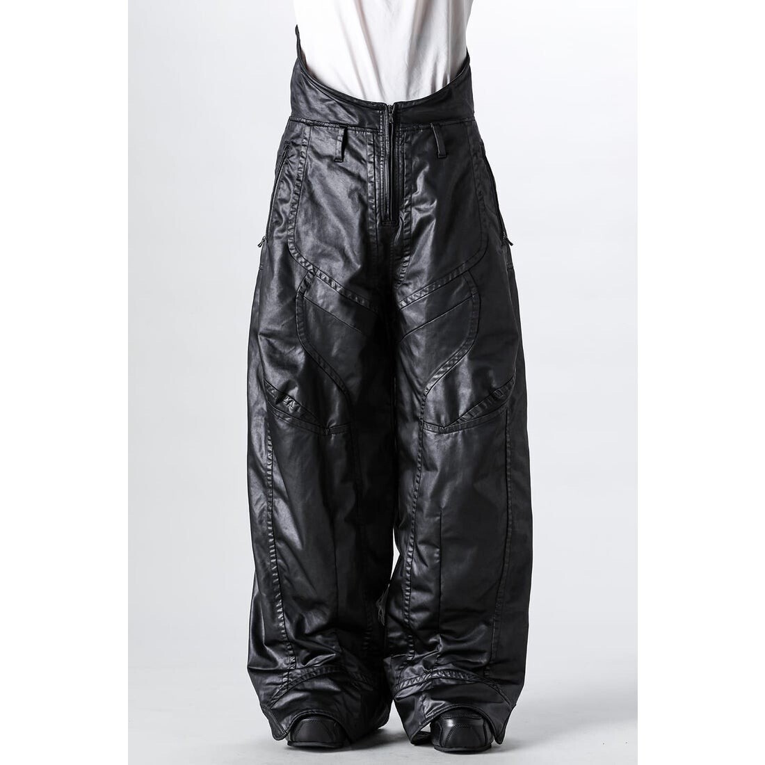 JULIUS Coated Satin Seamed Wide Pants（BLACK）