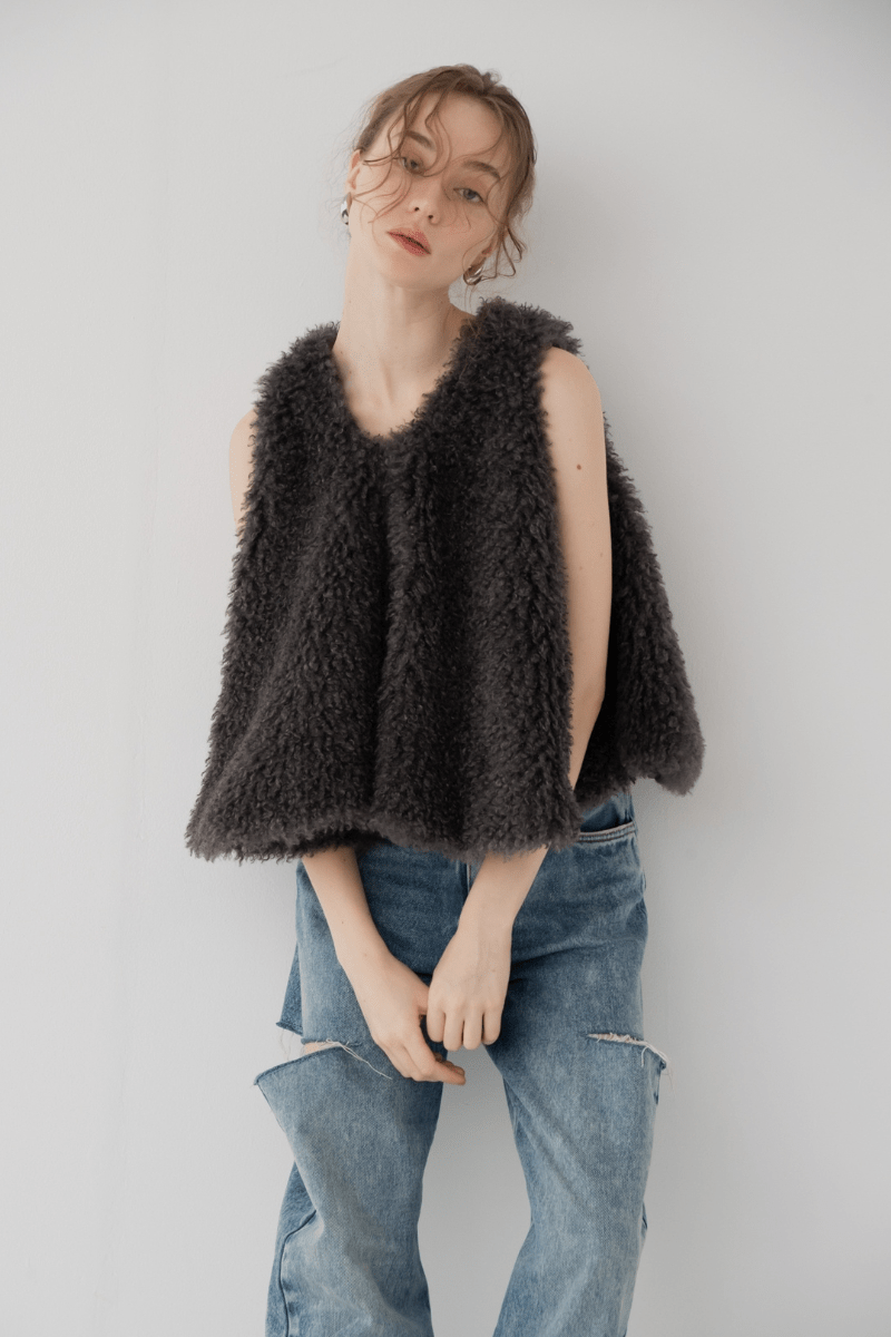 maison de Dolce. teddy hug vest/charcoal