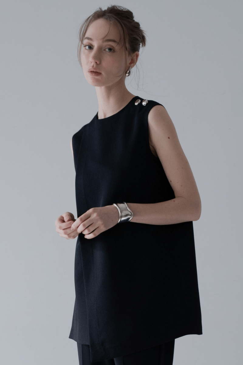 maison de Dolce. urban tops/black