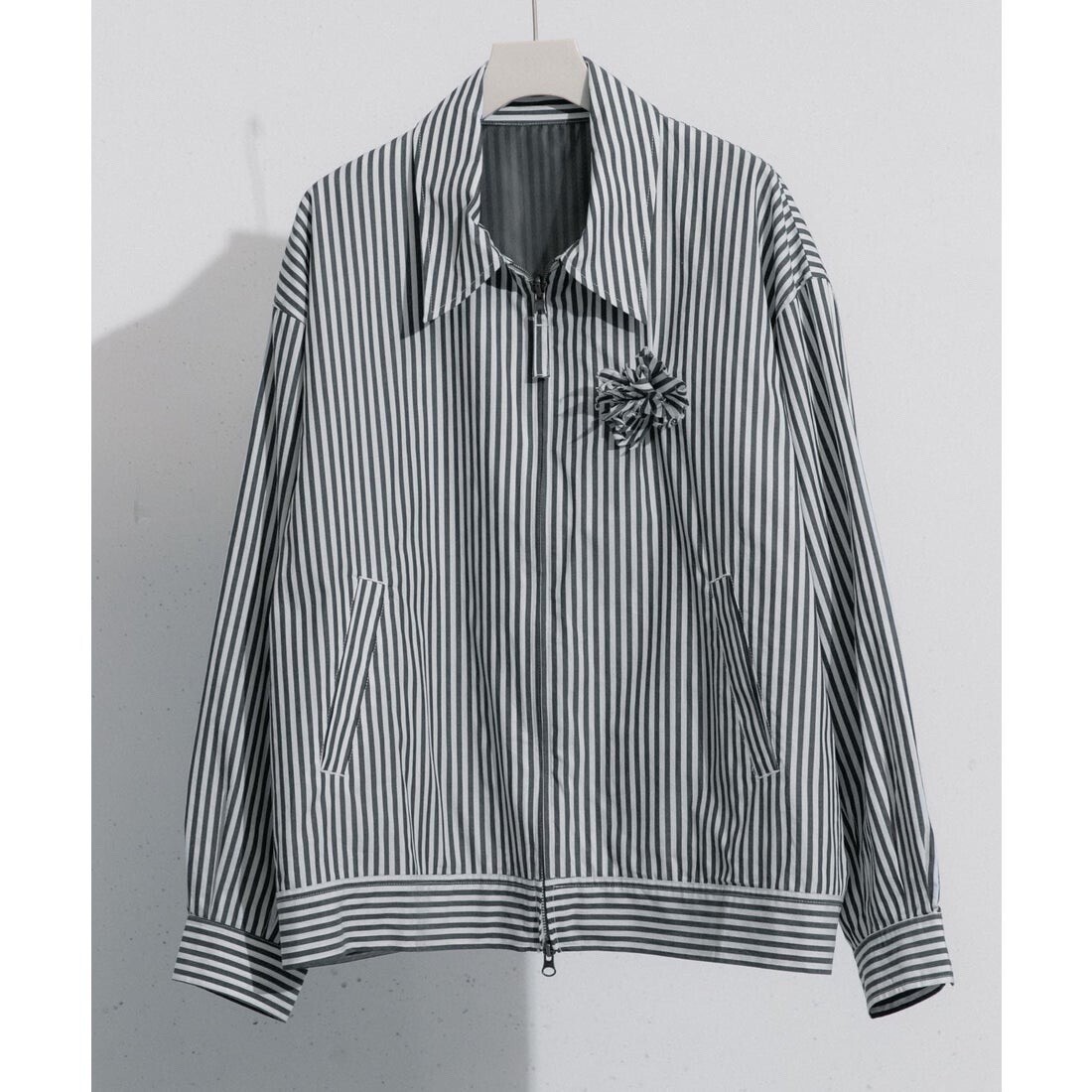 SENSE OF PLACE by URBAN RESEARCH hxcyyd × SOP ストライプフラワーコサージュシャツブルゾン(UNISEX) （その他1