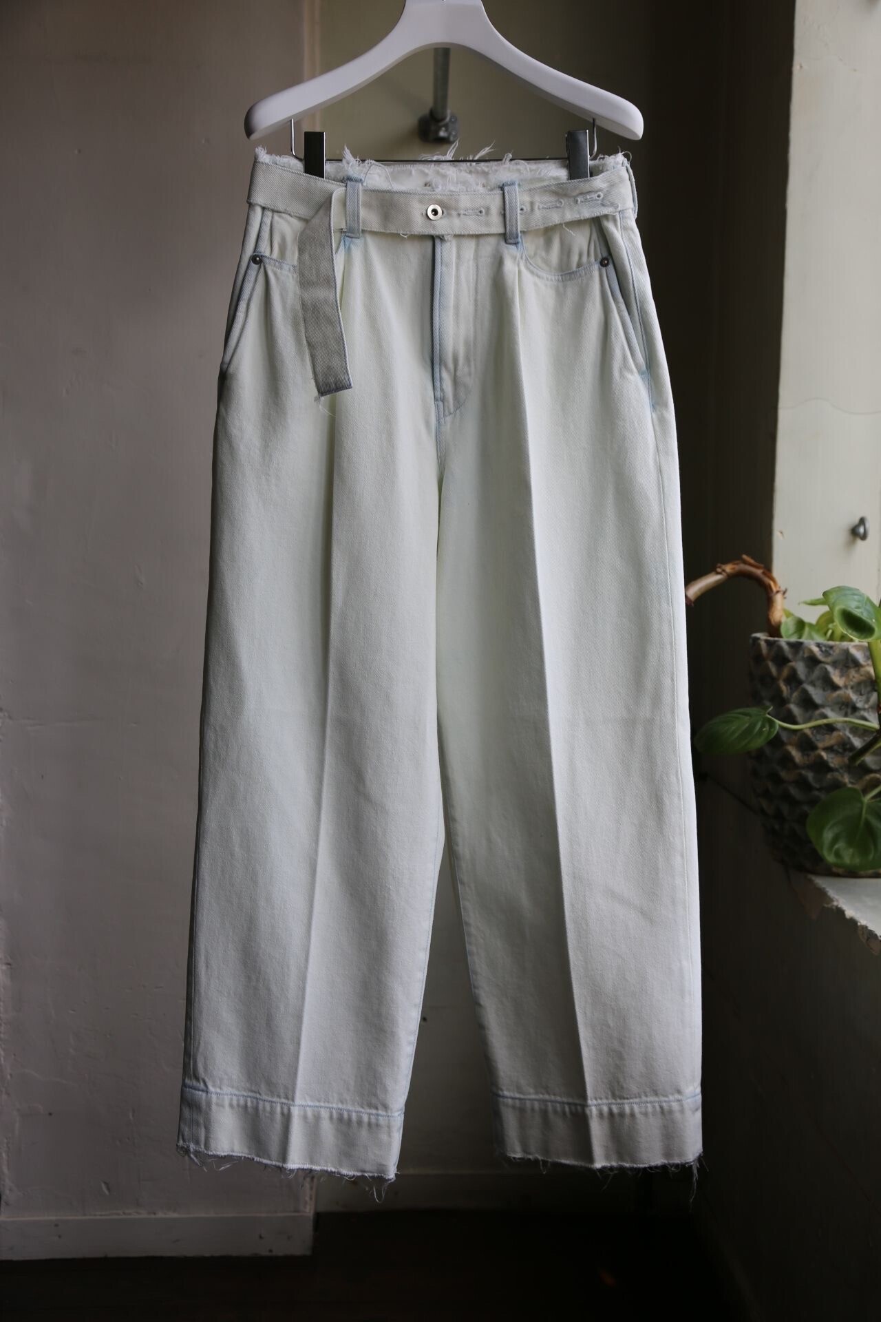 YOKE CUT-OFF WIDE-LEGGED DENIM TROUSERS