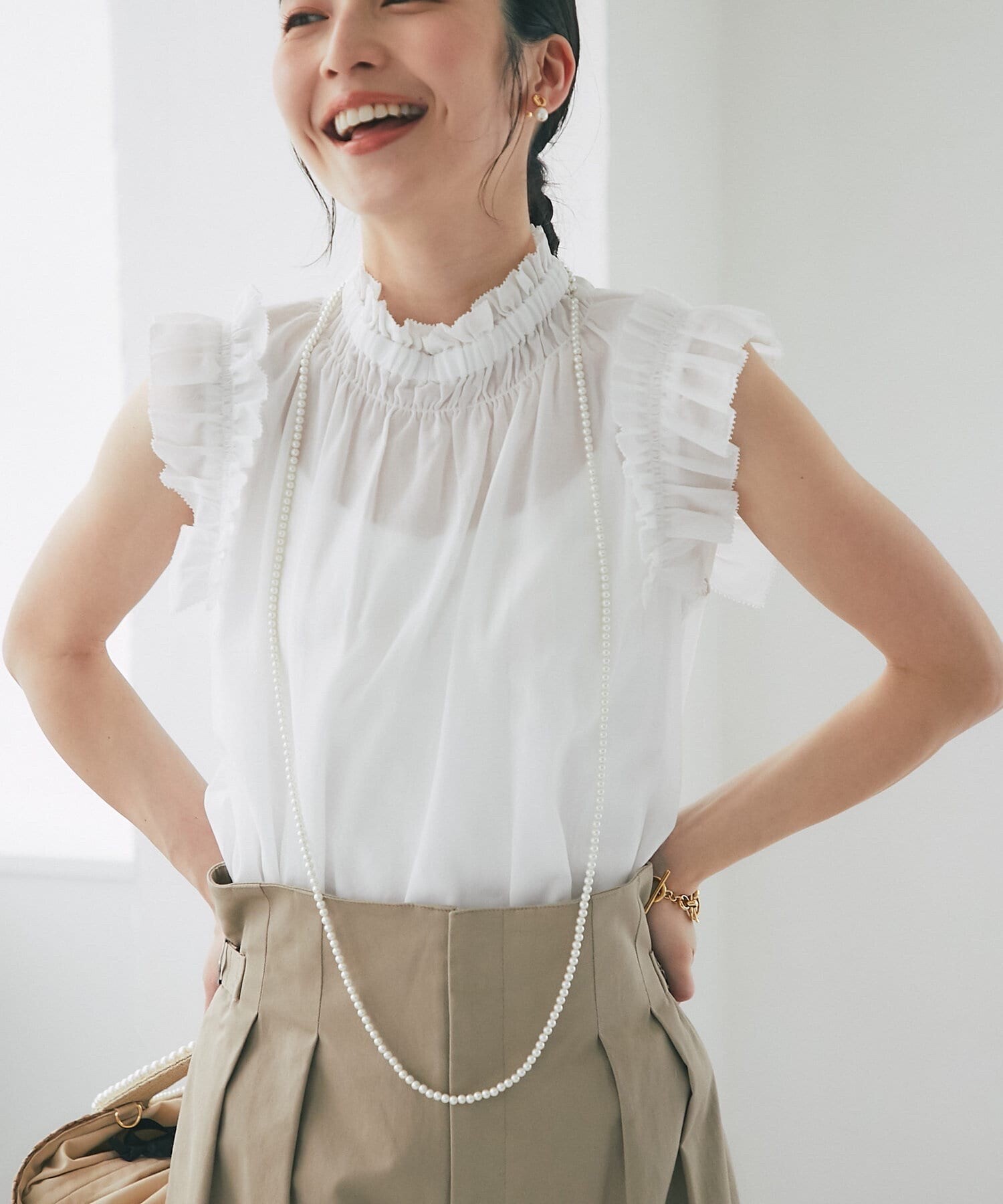 La boutique BonBon シフォンドビーフリルノースリブラウス