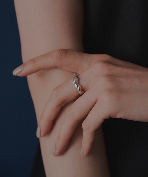 loni ivy ring