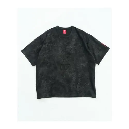 Liverpool FC FAKE LEATHER EMBOSS PRINT Tシャツ