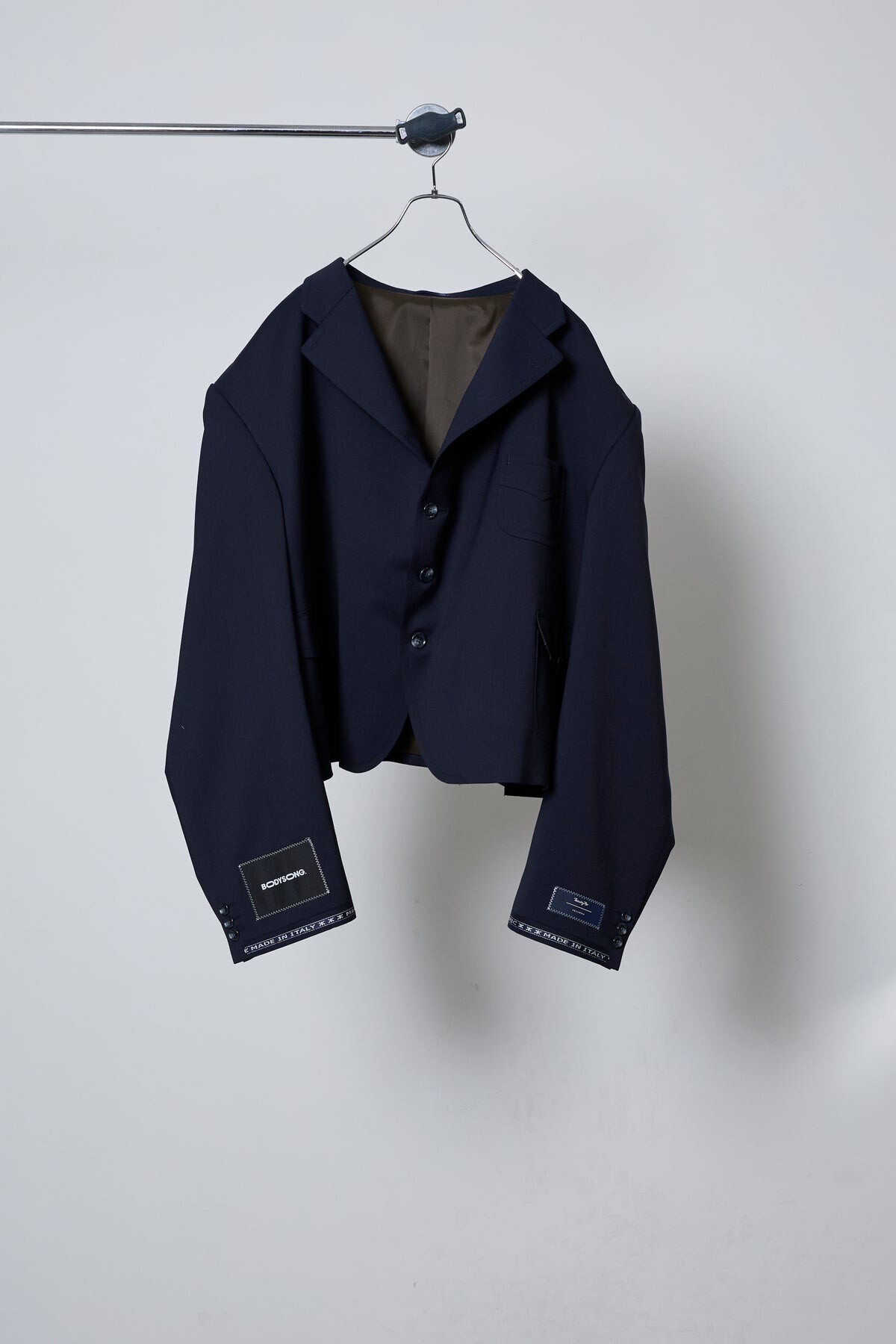 BODYSONG. ROUND SILHOUETTE SHORT JACKET LUXE