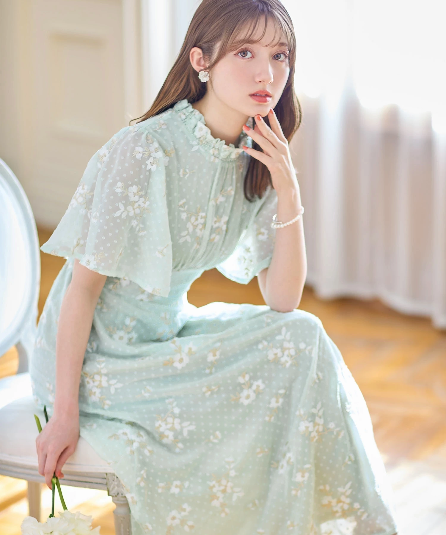 tocco 【nelsy】 透明感のあるフラワー刺繍×ドットフレアスリーブシャーリングネックワンピース