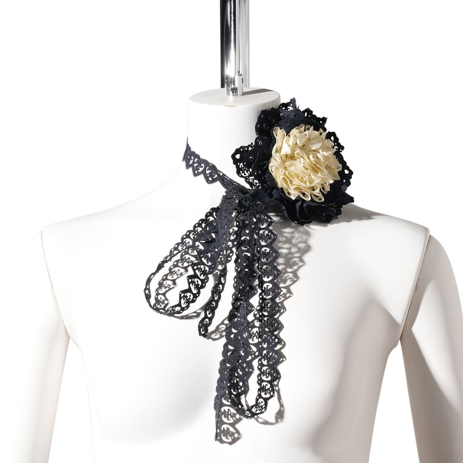 YUEQI QI BLOOM CHOKER / BLACK/BLUE