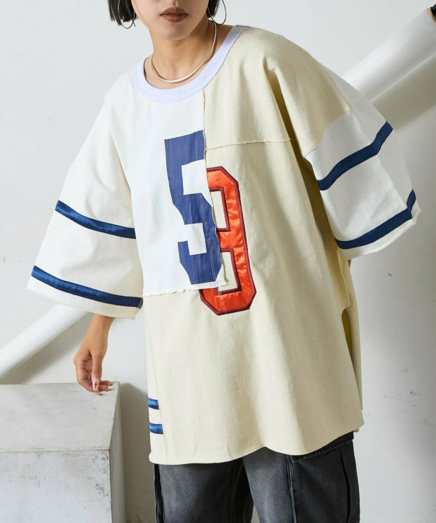 etsina サテンナンバリングサイドスリットTee