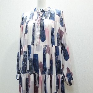 PaulineBleu モニュメント柄長袖ティアードワンピース