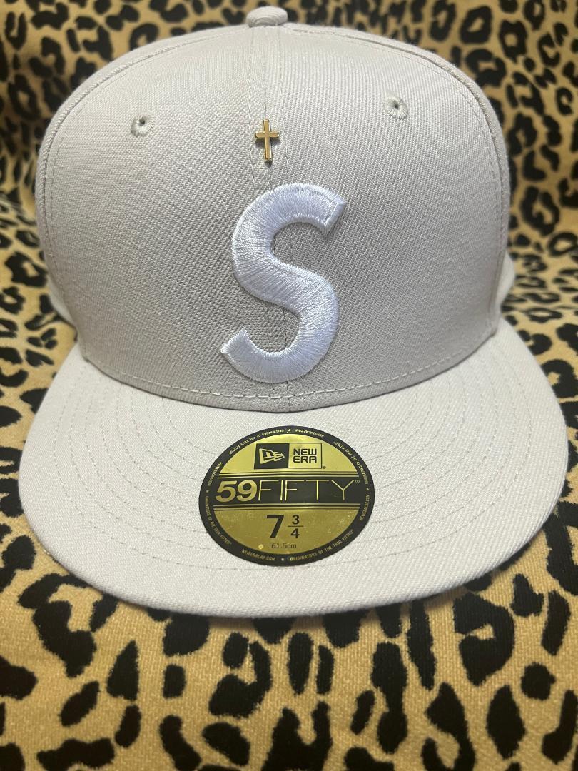 Supreme ゴールド クロス エス ロゴ ニューエラ "ストーン"