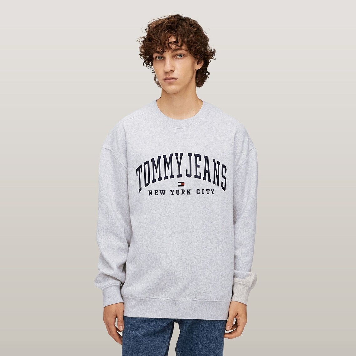 TOMMY JEANS リラックスバーシティクルーネックトレーナー