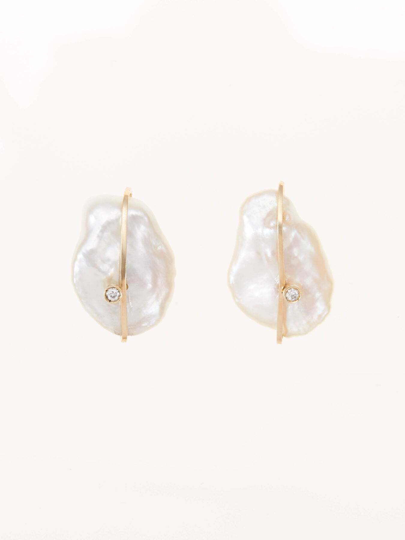 ENEY PETALS PEARL PIERCED EARRINGS