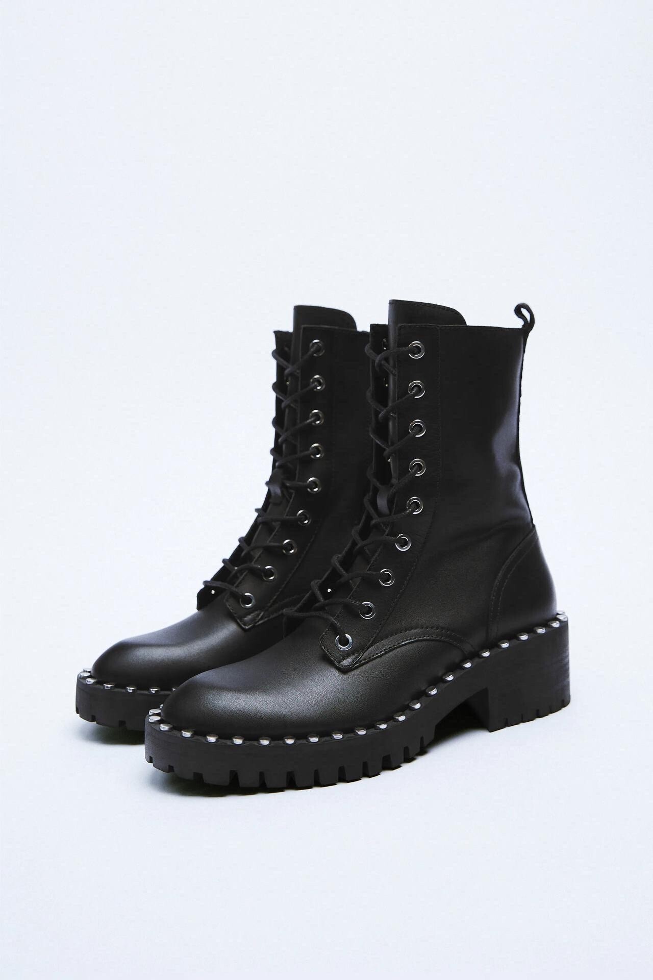 ZARA スタッズ付きフラットレザーチェルシーブーツ