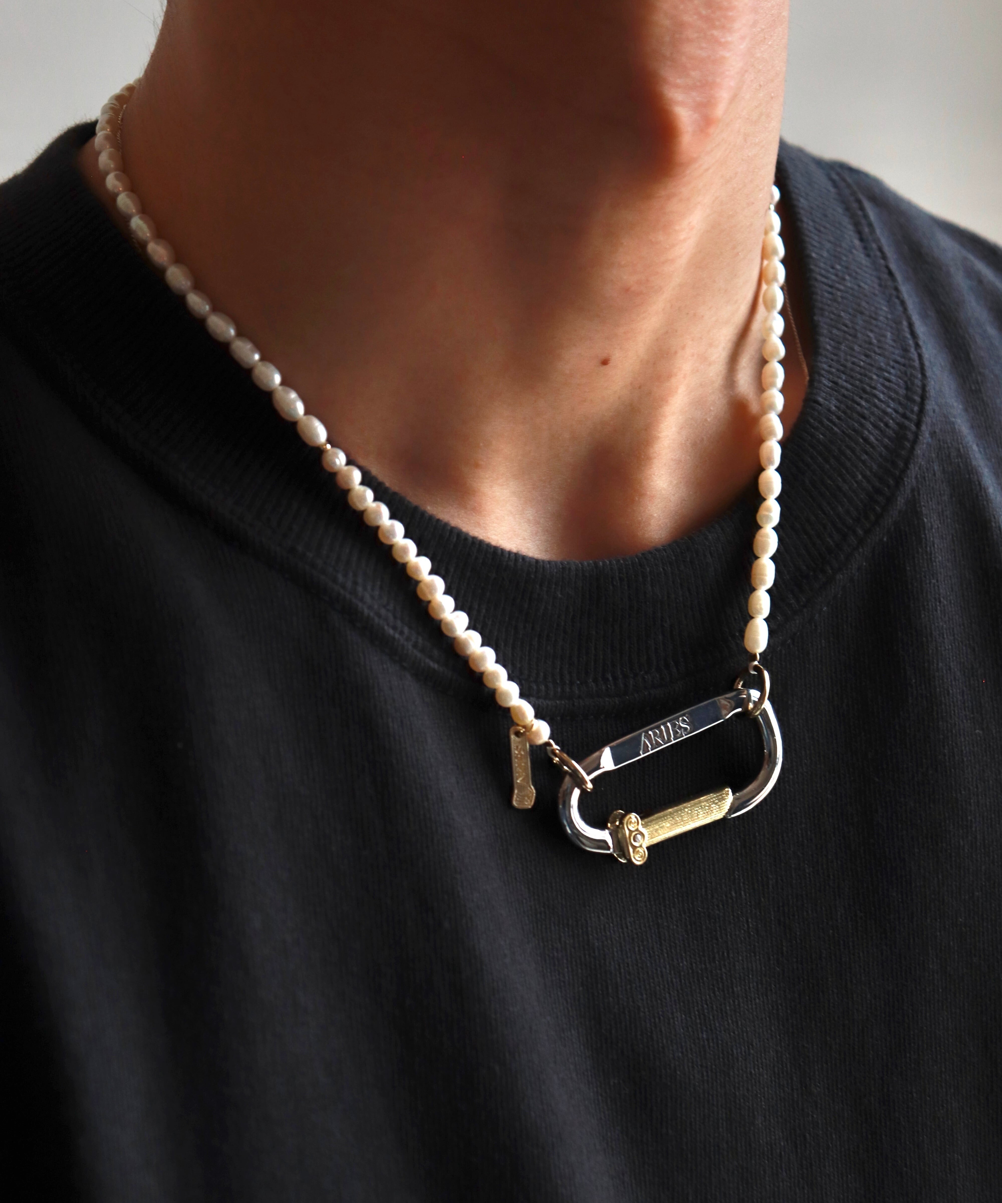 Aries MINI CARABINER PEARL NECKLACE (PEARL)