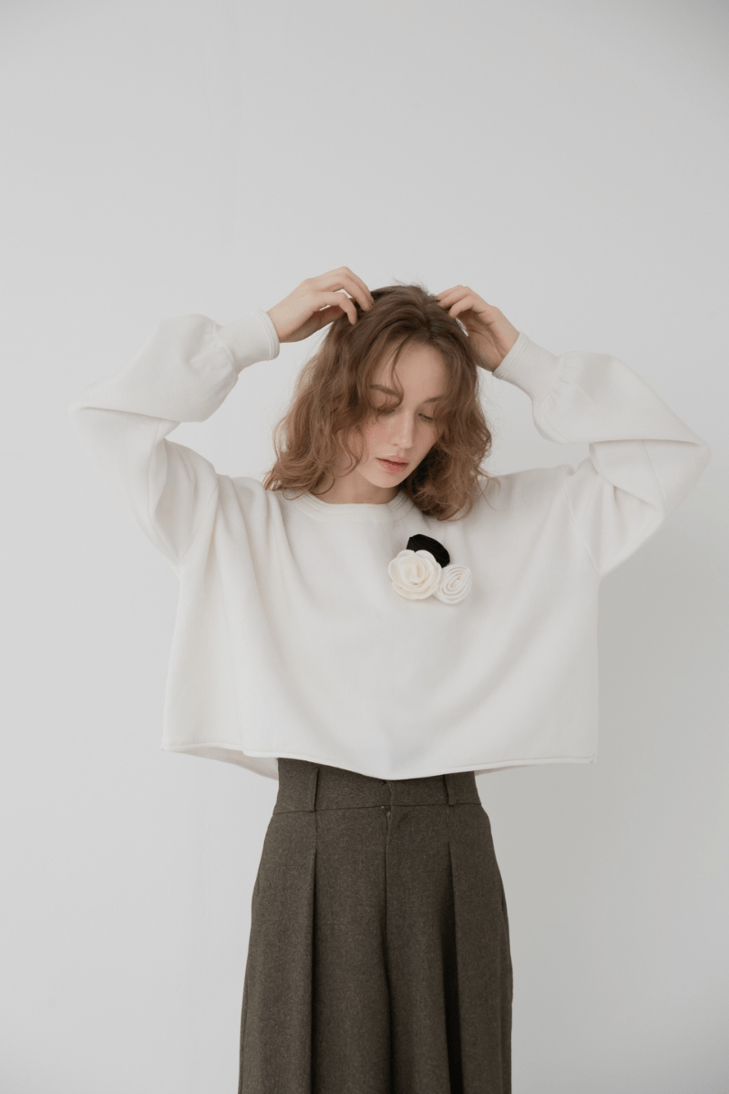 maison de Dolce. rosette knit/white
