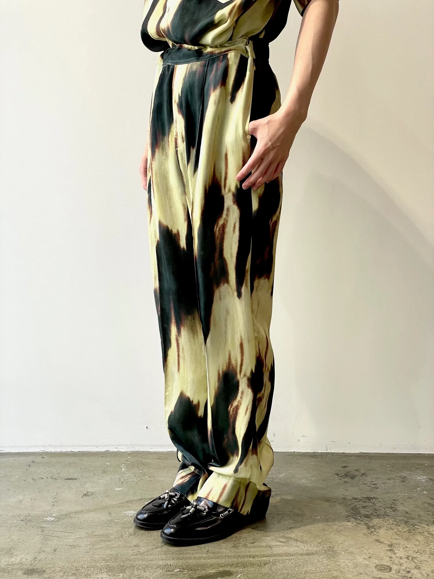 TOGA TOO Inner print pants