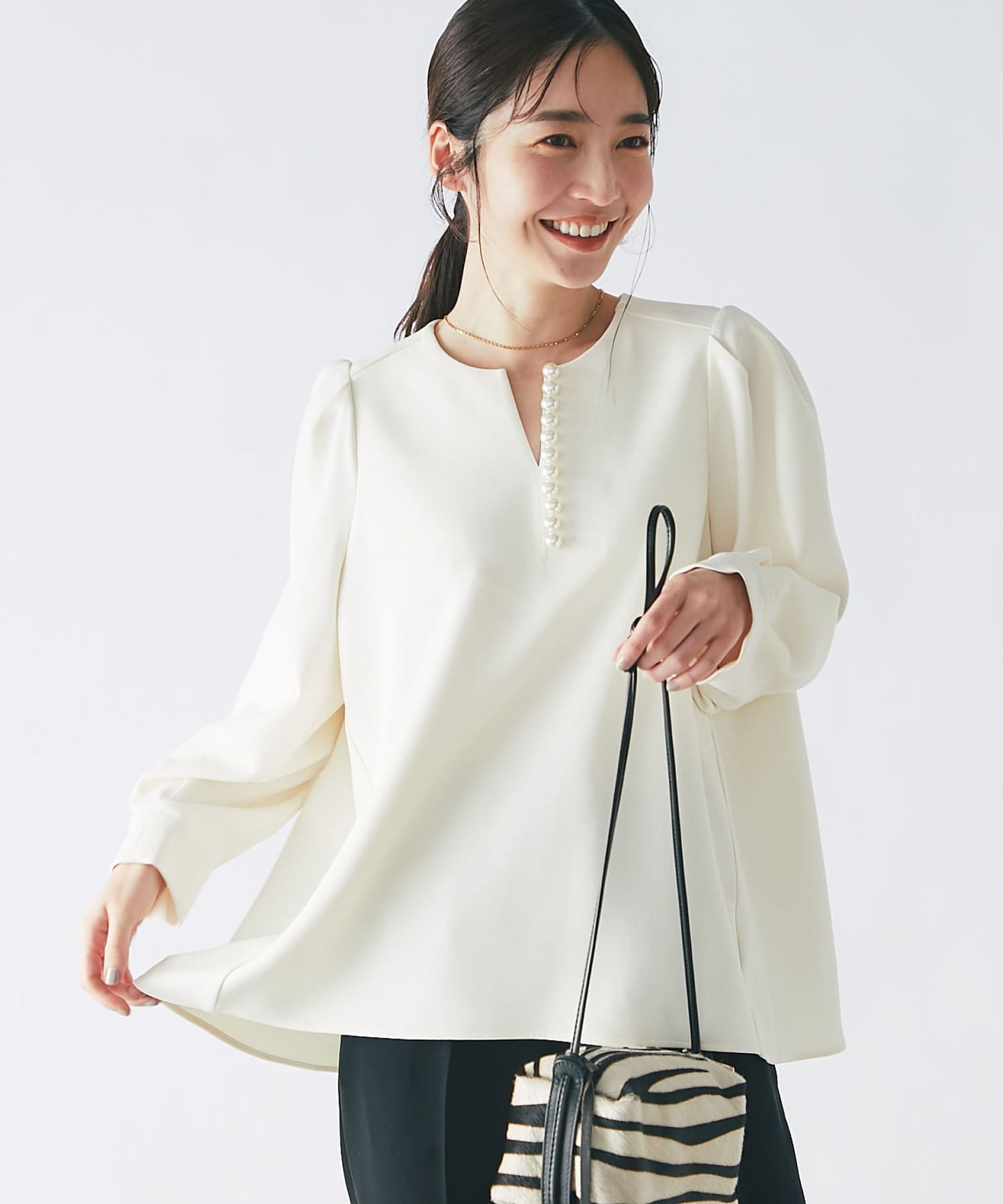 La boutique BonBon フロントビッグパールブラウス