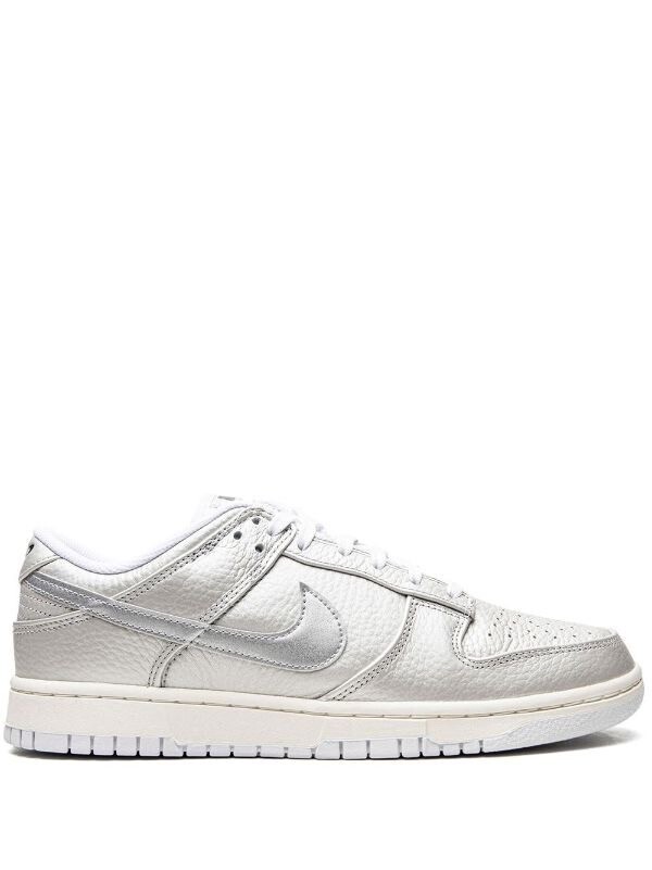 NIKE Dunk Low “Metallic Silver” スニーカー