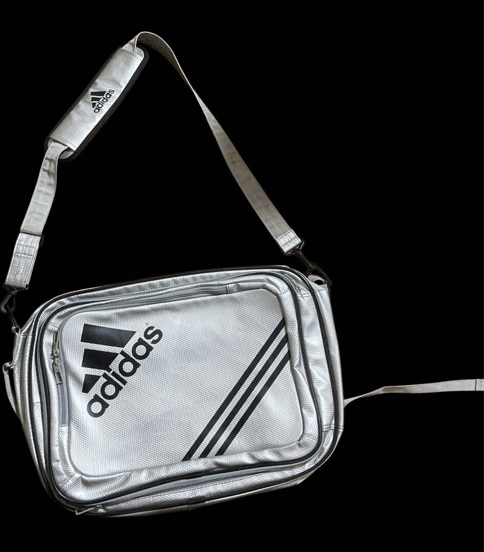 adidas シルバーメッセンジャーバック