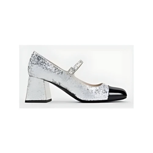CHARLES & KEITH パテントグリッター トラペーズヒールメリージェーン (Silver)
