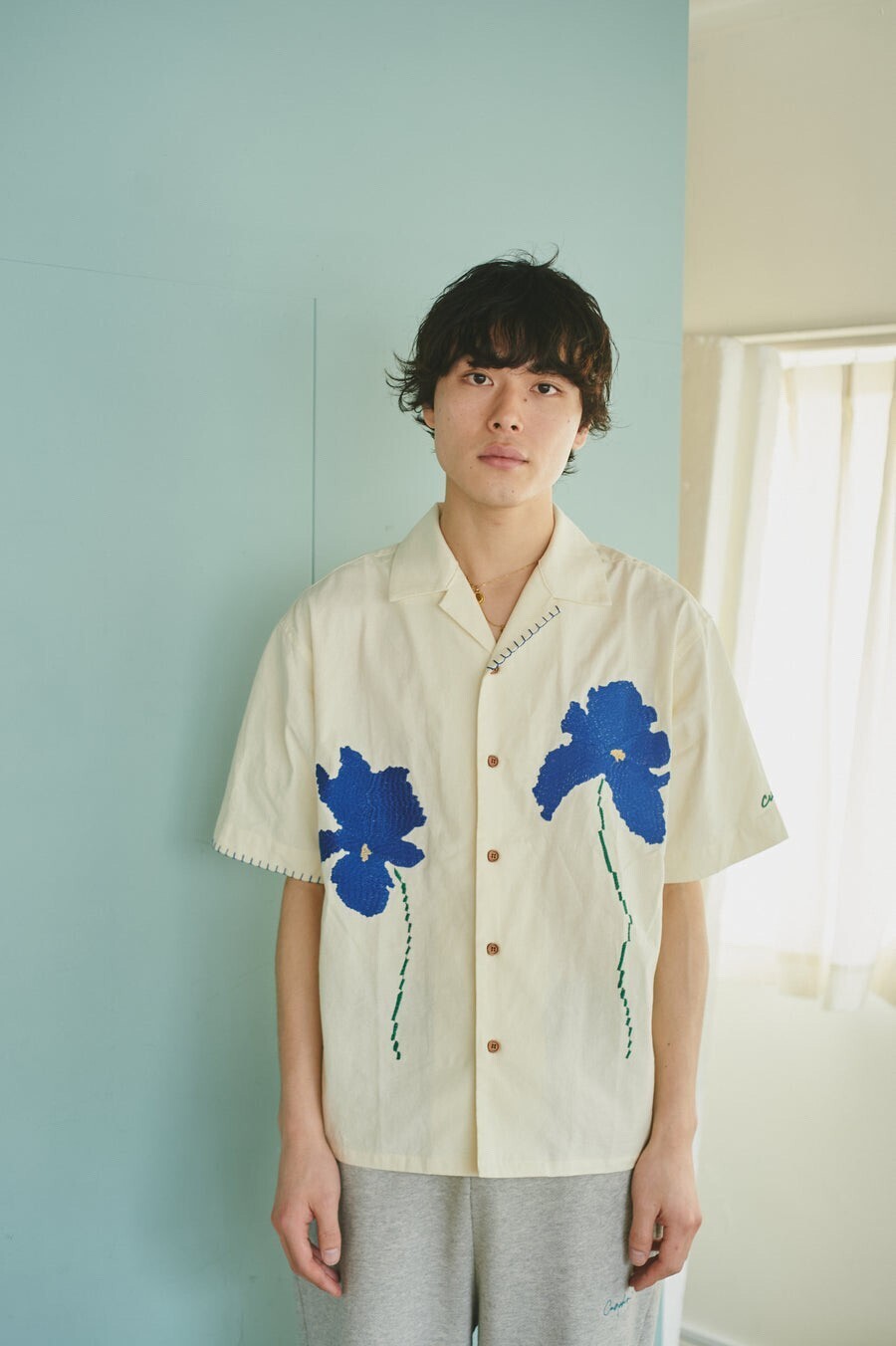 Camphor wood flower embroidery shirt