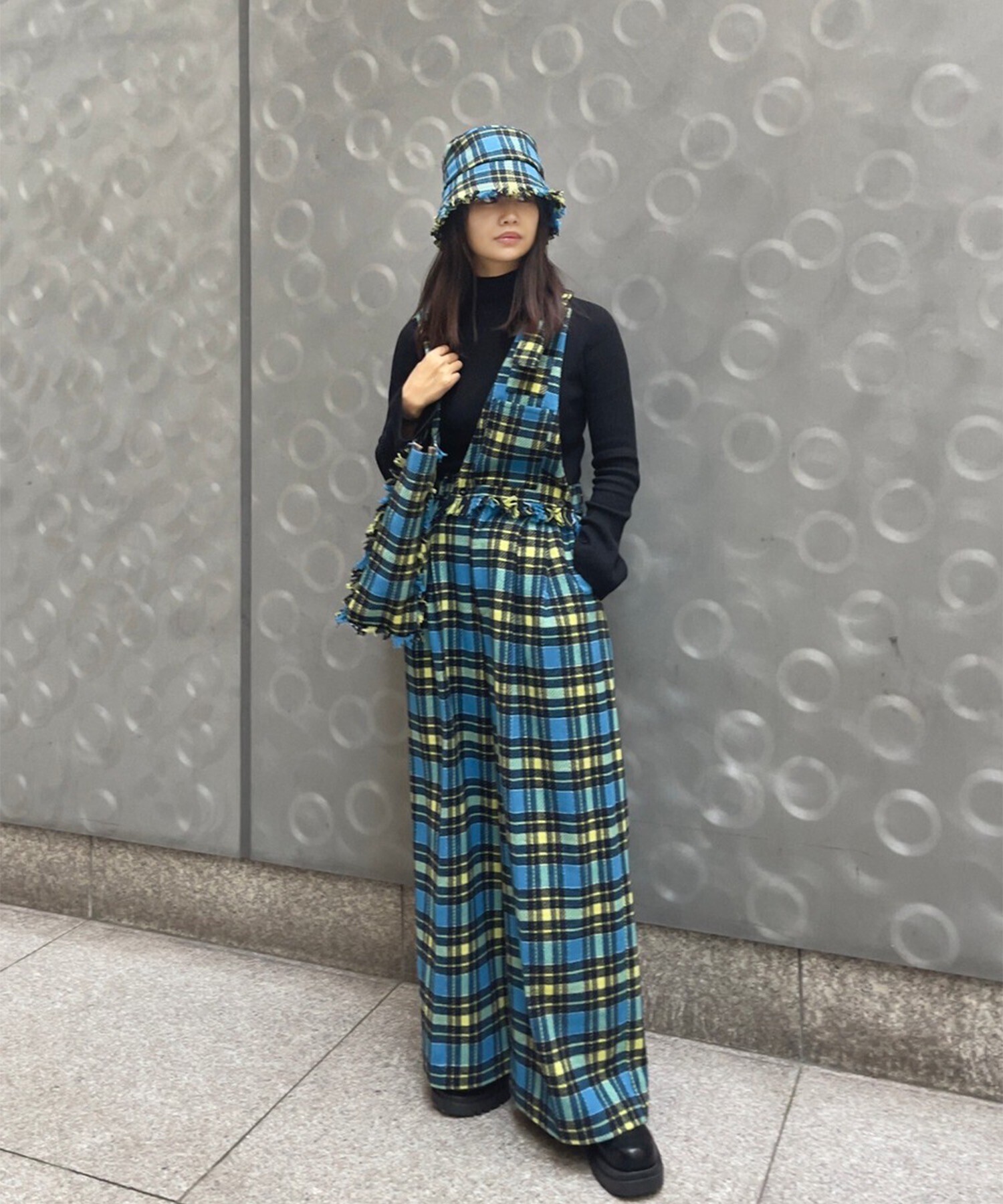 moyan ecri ワンショルベスト風サス付きチェックワイドパンツ